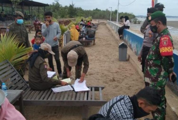 PENGUNJUNG PANTAI TAK PAKAI MASKER DITINDAK TIM GABUNGAN KODIM 0913 PPU