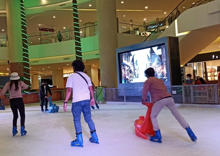 WAHANA ICE SKATING PENTACITY MALL TERAPKAN PROTOKOL KESEHATAN