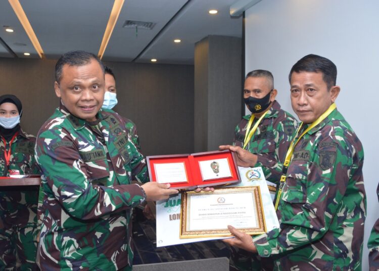 AKHIRI DINAS, BABINSA DESA BIIH RAIH PENGHARGAAN