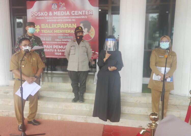 WALIKOTA SESALKAN MEMPELAI COVID-19