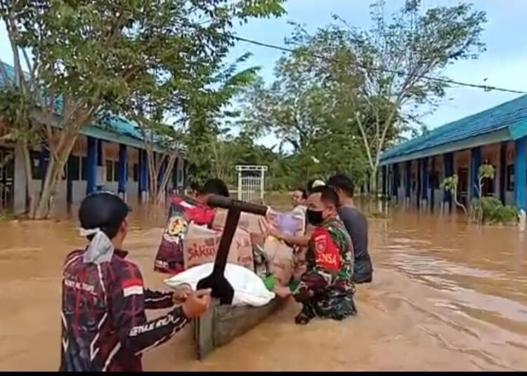 MANFAATKAN JUKUNG, TNI KIRIM LOGISTIK