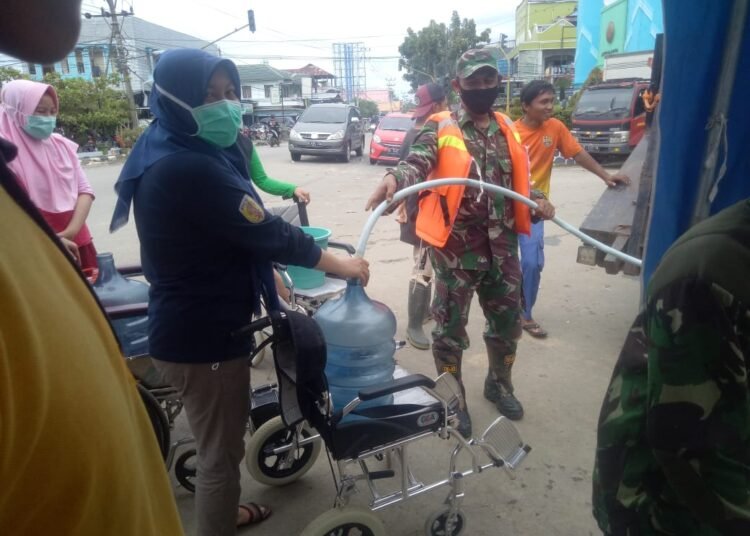 BABINSA PANTAI HAMBAWANG BANTU AIR BERSIH