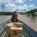 BABINSA KASARANGAN DISTRIBUSIKAN LOGISTIK UNTUK KORBAN BANJIR