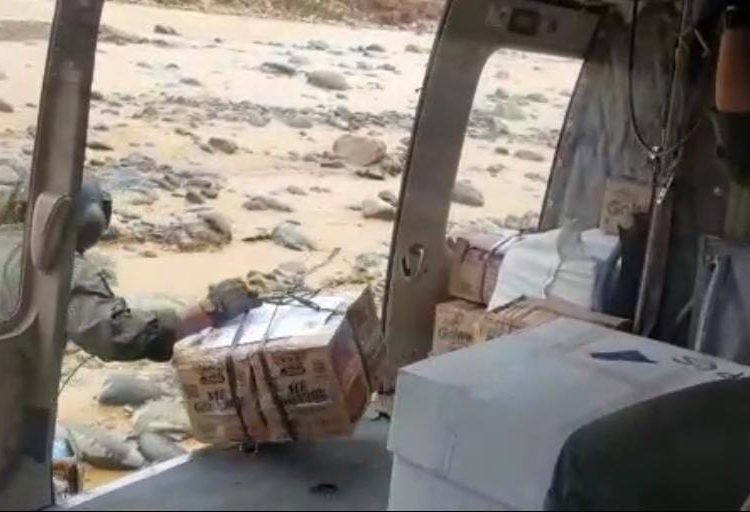 DANREM 101/ANTASARI KIRIM LOGISTIK KE DESA DATAR AJAB