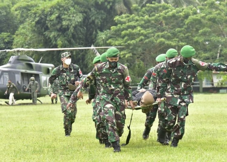 TIMKES 621/ MANUNTUNG EVAKUASI RELAWAN CEDERA VIA HELIKOPTER