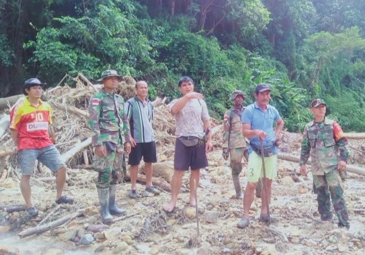 AKSES JALAN PUTUS, SATGAS PAMTAS RI-MALAYSIA BANTU PEMBERSIHAN