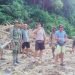AKSES JALAN PUTUS, SATGAS PAMTAS RI-MALAYSIA BANTU PEMBERSIHAN
