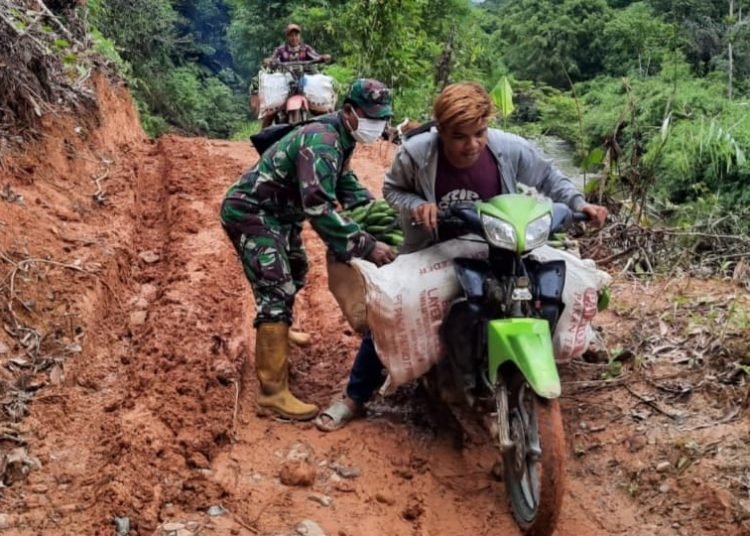 BABINSA BIRAYANG PANTAU LOKASI LONGSOR