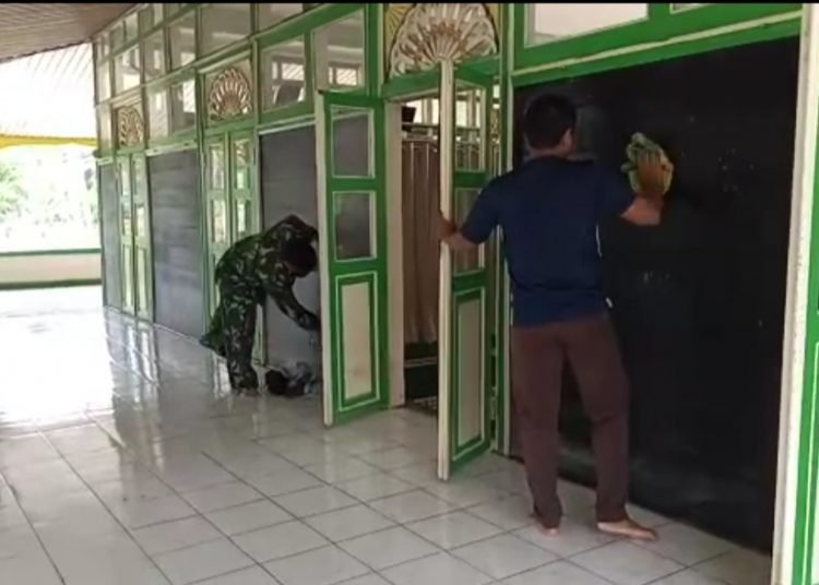 BABINSA BARABAI GOTONG ROYONG BERSIHKAN MASJID