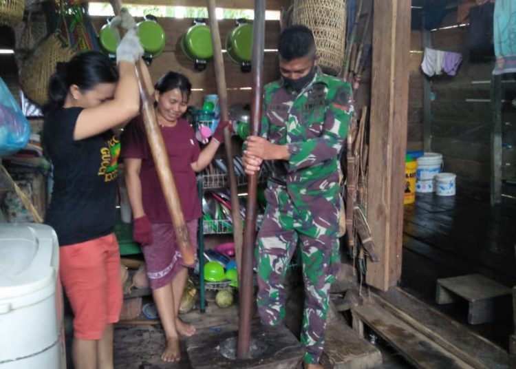 MENIKMATI EMPING PADI PULUT KHAS PERBATASAN