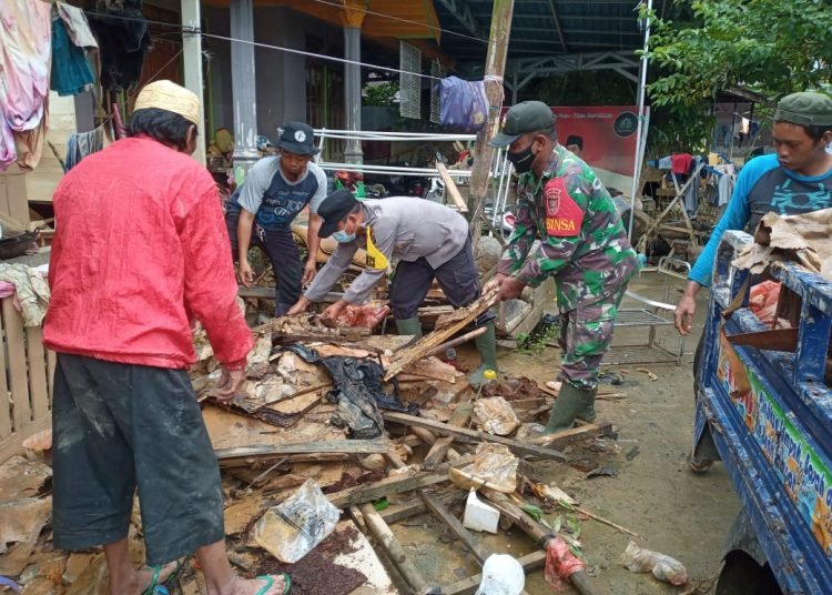 TNI-POLRI BERSIHKAN SAMPAH DAMPAK BANJIR BARABAI