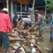 TNI-POLRI BERSIHKAN SAMPAH DAMPAK BANJIR BARABAI