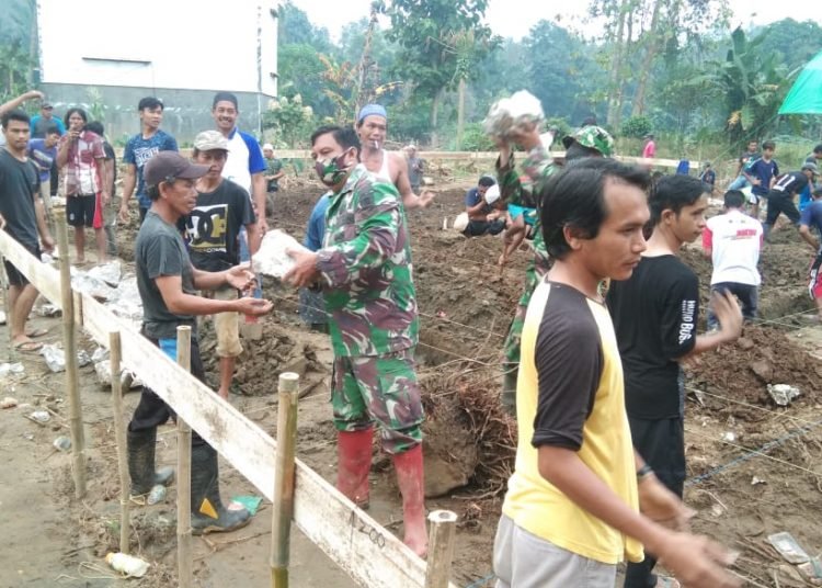 ANGGOTA KODIM 1002/BARABAI GOTONG ROYONG BANGUN LANGGAR