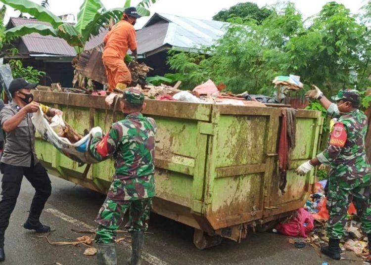 TNI-POLRI BAKSOS BERSIHKAN SAMPAH SISA BANJIR