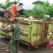 TNI-POLRI BAKSOS BERSIHKAN SAMPAH SISA BANJIR