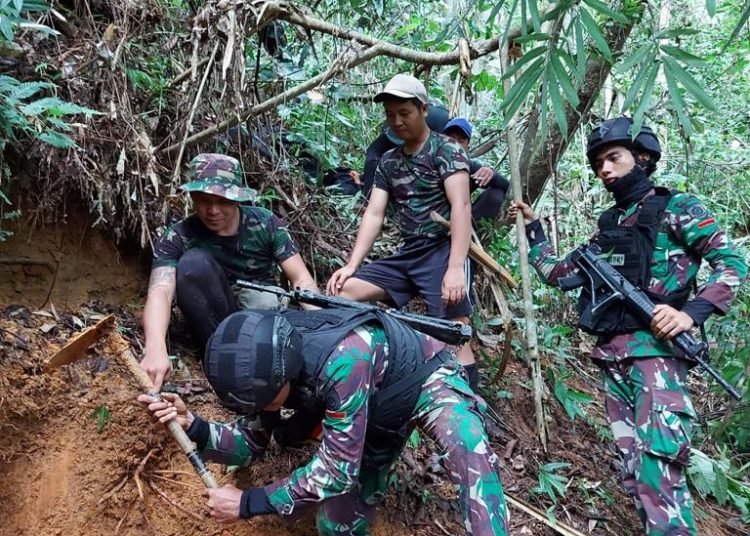 SATGAS PAMTAS YONARHANUD 16/SBC TEMUKAN AMUNISI SISA KONFRONTASI RI-MALAYSIA