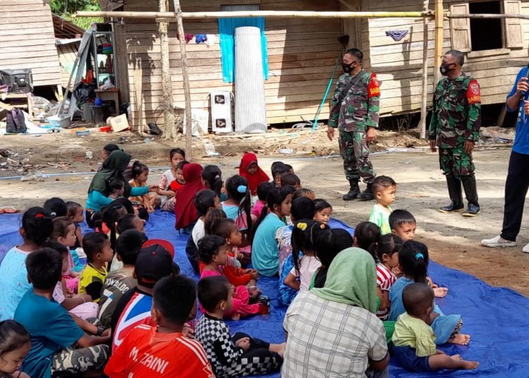 BABINSA KORAMIL 1002-07/PAGAT HIBUR ANAK-ANAK KORBAN BANJIR