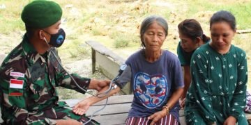 SATGAS PAMTAS RI-MALAYSIA GELAR PENGOBATAN KELILING