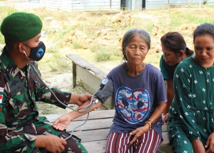 SATGAS PAMTAS RI-MALAYSIA GELAR PENGOBATAN KELILING
