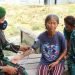 SATGAS PAMTAS RI-MALAYSIA GELAR PENGOBATAN KELILING