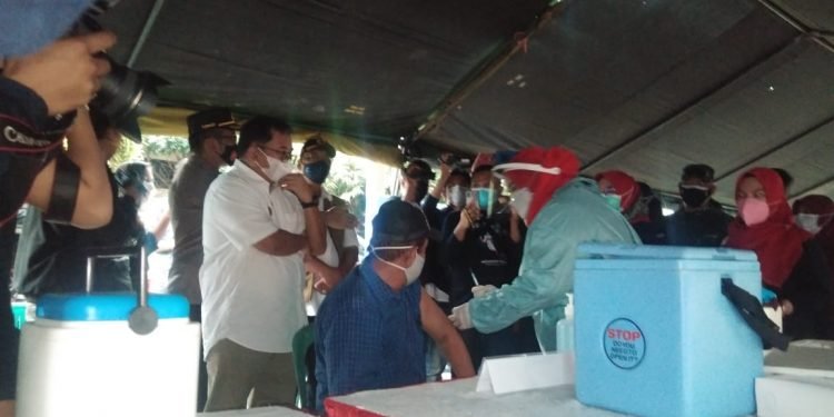 PEDAGANG PASAR MULAI DIVAKSIN