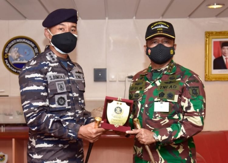 PANGDAM VI/MLW MAKAN SIANG DI KRI I GUSTI NGURAH RAI