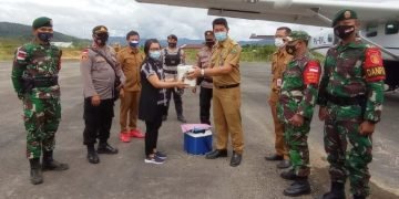 DUKUNG VAKSINASI, SATGAS YONARHANUD 16/SBC KAWAL DISTRIBUSI KE PERBATASAN