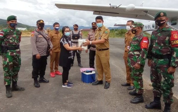 DUKUNG VAKSINASI, SATGAS YONARHANUD 16/SBC KAWAL DISTRIBUSI KE PERBATASAN