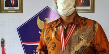 MASIH ISOLASI, KEPALA BNPB TERIMA PENGHARGAAN DEWAN PERS