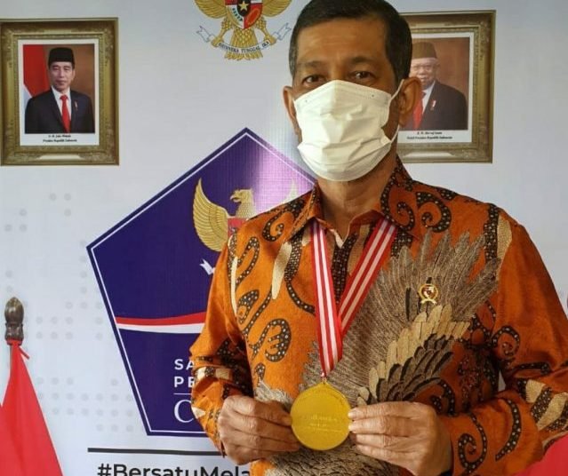MASIH ISOLASI, KEPALA BNPB TERIMA PENGHARGAAN DEWAN PERS