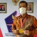 MASIH ISOLASI, KEPALA BNPB TERIMA PENGHARGAAN DEWAN PERS