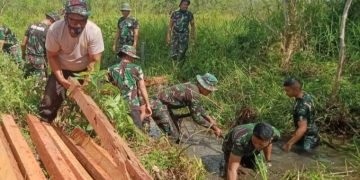 SATGAS TMMD KODIM 0903/TSR SIAP BANGUN JEMBATAN