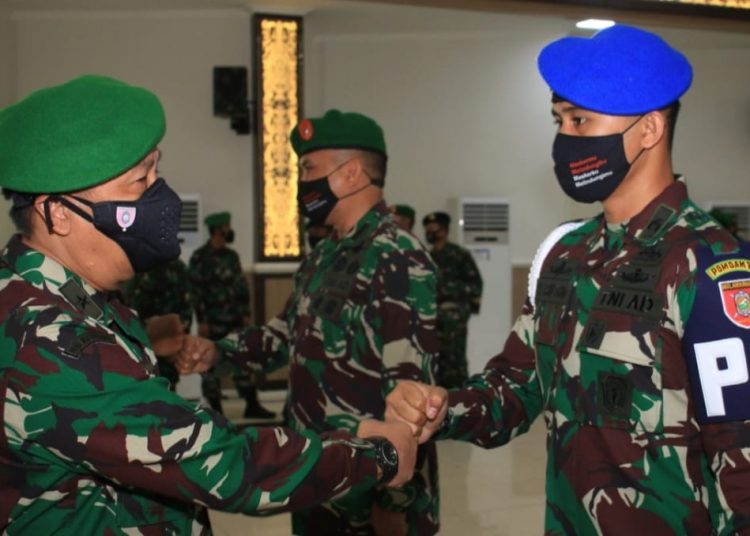 KASDAM VI/MLW PIMPIN SERAH TERIMA WARGA KODAM