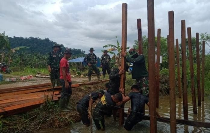 PERSONEL TMMD MULAI PASANG FONDASI JEMBATAN