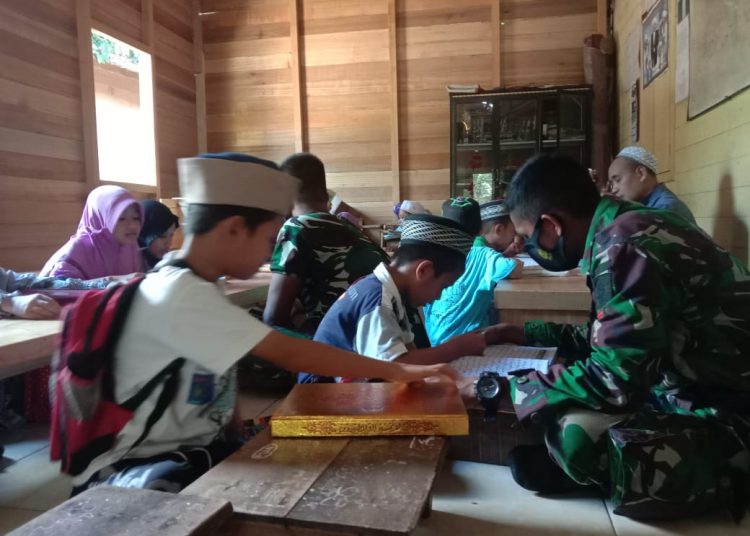 SATGAS TMMD AJARI ANAK DESA MENGAJI