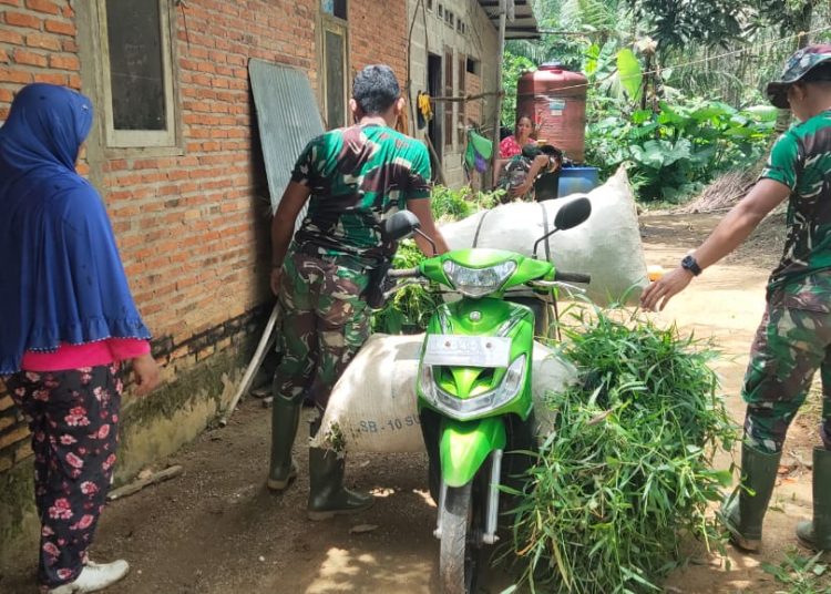 ANGGOTA SATGAS CEKATAN BANTU WARGA