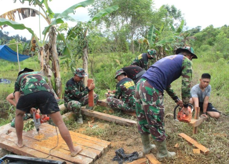 TNI BERSAMA WARGA SIAPKAN MATERIAL JEMBATAN