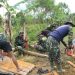 TNI BERSAMA WARGA SIAPKAN MATERIAL JEMBATAN