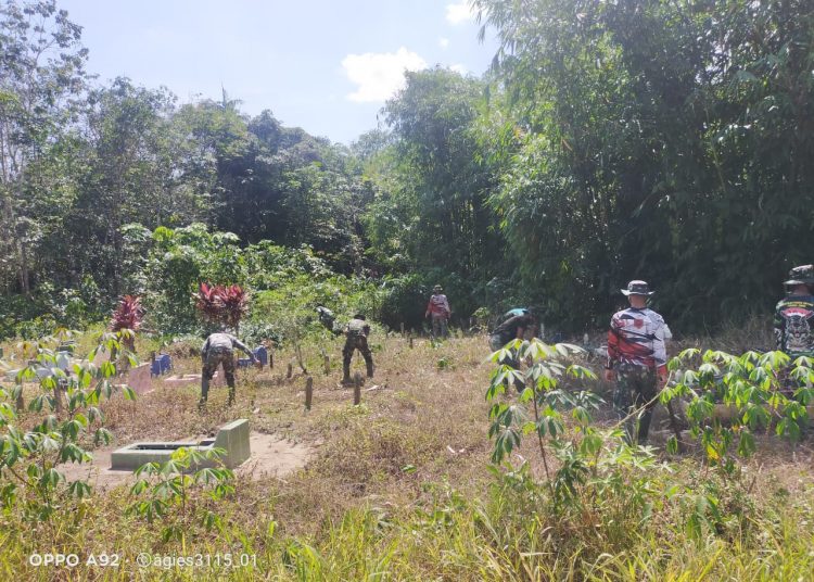 TNI BERSAMA WARGA BERSIHKAN TPU