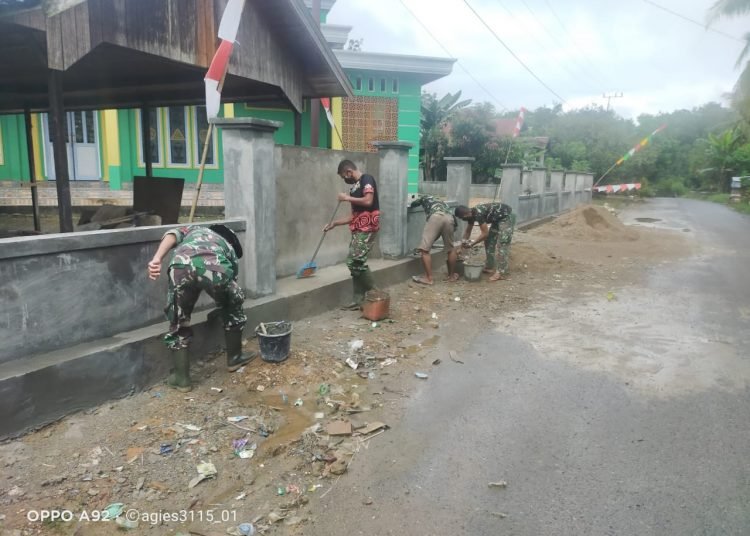 WARGA GEMBIRA PAGAR MASJID HAMPIR SELESAI