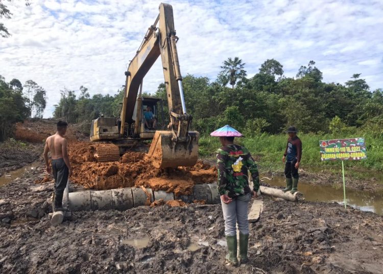 MASYARAKAT BANTU SATGAS TMMD KODIM 0903/TSR BUKA JALAN BARU