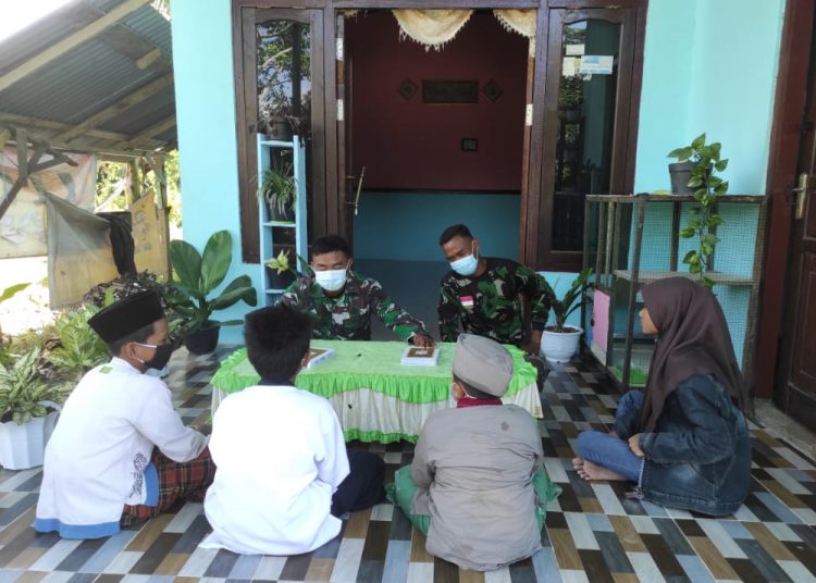 PERSONEL TNI AJARI ANAK DESA MENGAJI