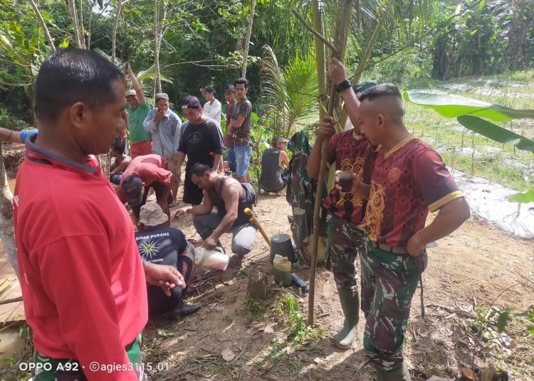 MEMBERSAMAI WARGA, TMMD TURUT BERSIHKAN KOLAM IKAN