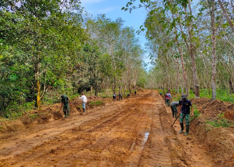 TMMD BUKA JALAN PENGHUBUNG DESA LOK BATU