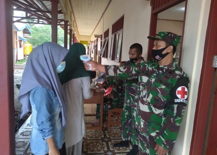 SATGAS TMMD LAKUKAN PEMERIKSAAN SUHU TUBUH