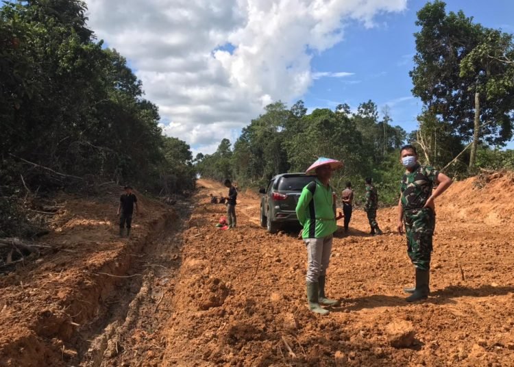 TNI BERSAMA WARGA AWASI PEMBUKAAN JALAN BARU