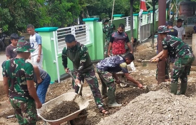 SATGAS TMMD BANTU PENGECORAN HALAMAN MASJID