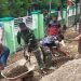SATGAS TMMD BANTU PENGECORAN HALAMAN MASJID