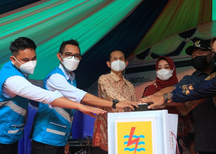 PLN ENTASKAN KEGELAPAN DI 3 KAMPUNG