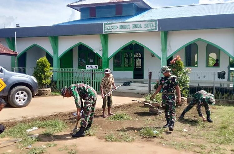 SAMBUT RAMADAN, TNI DAN WARGA BERSIHKAN MASJID